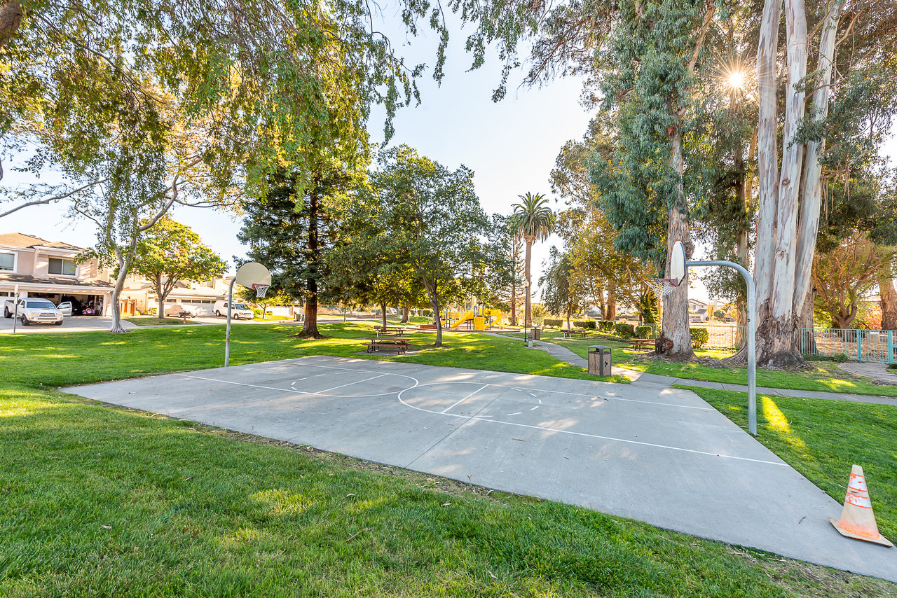 Sought after gated community! 4/5 Bed, 1bed/bath down. 