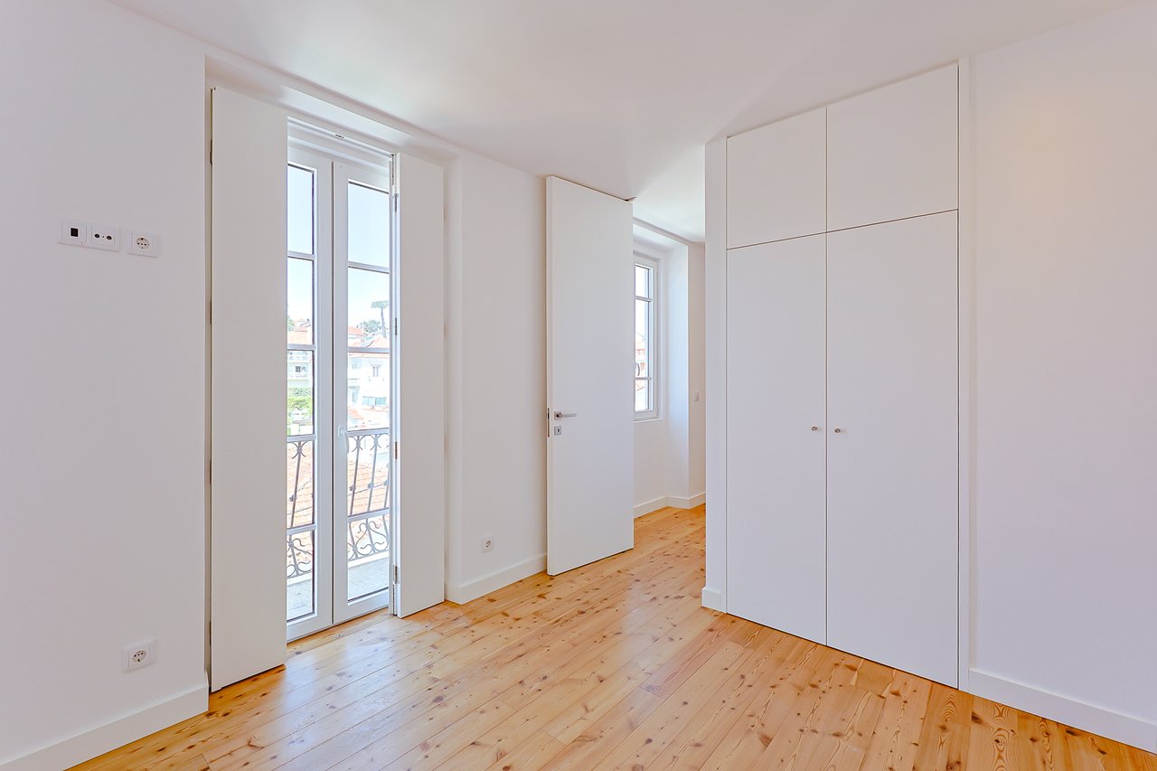 3 Bedroom Duplex with Sea View, Balcony & Private Lift in Monte Estoril