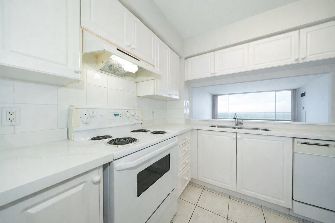 9015 Leslie Street, 807