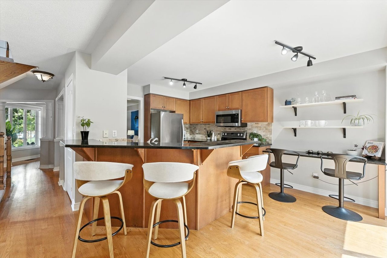 151 Mowat Cres