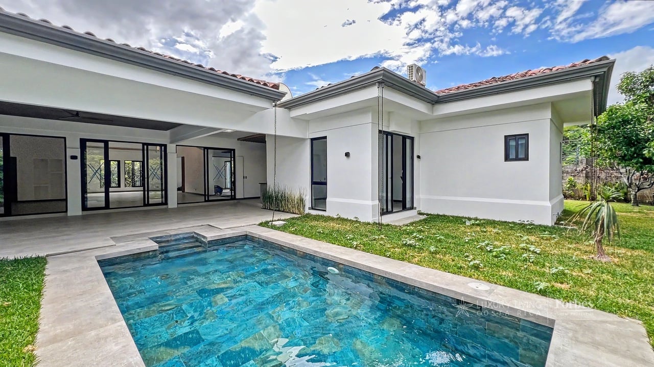 21468 - Remodeled 1-level house, 4 bedrooms, pool, terrace and garden