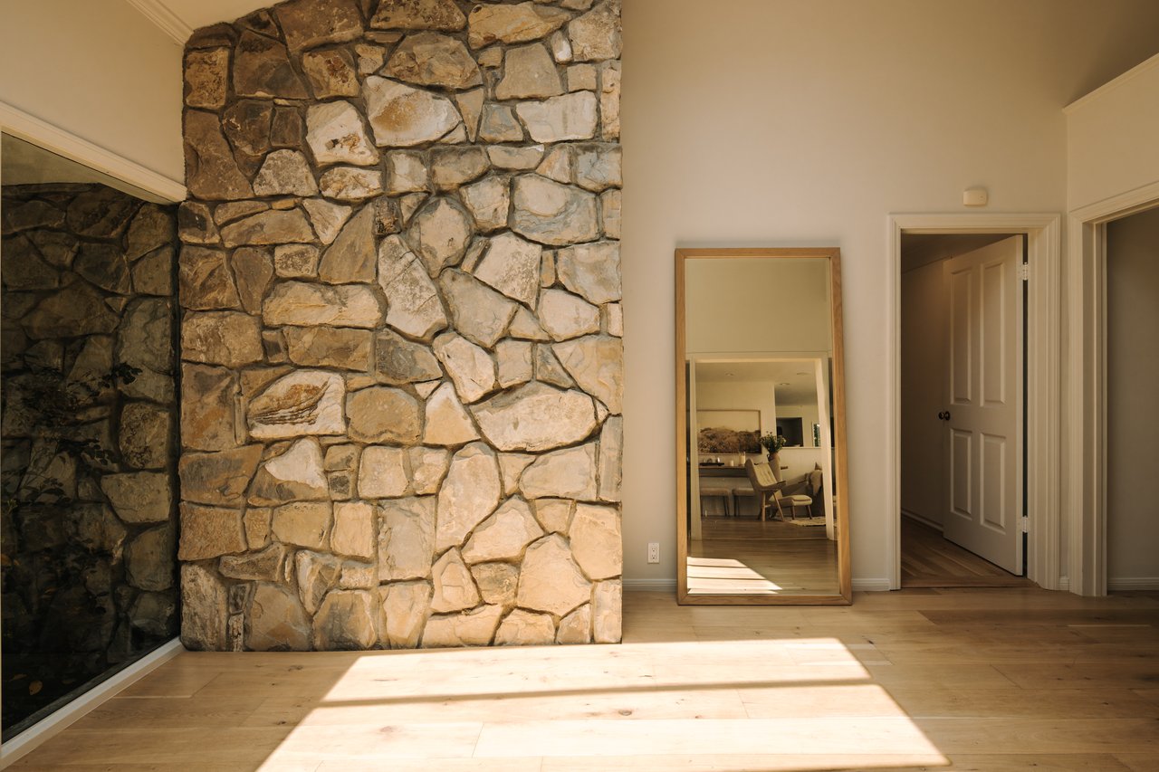 2610 Mandeville Canyon Rd