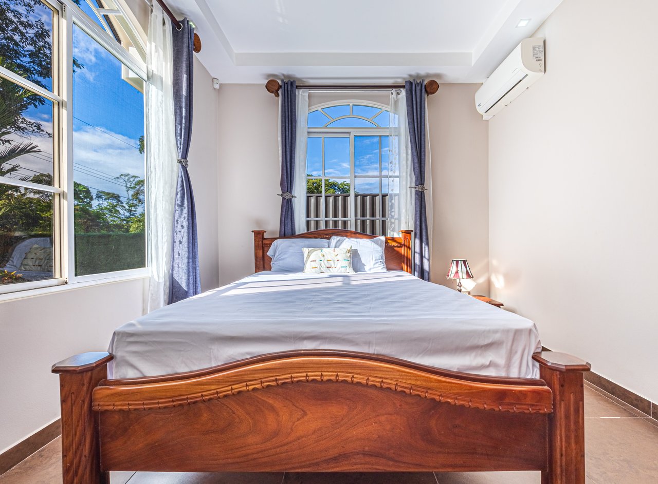 EXCEPTIONAL 5-BEDROOM RESIDENCE– PRIME LOCATION & VERSATILE LAYOUT