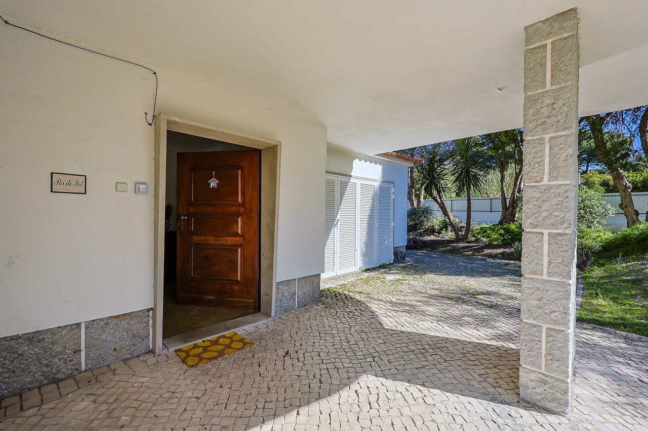 Spacious 5-Bedroom Villa with Expansive Garden Near Sintra in Colares