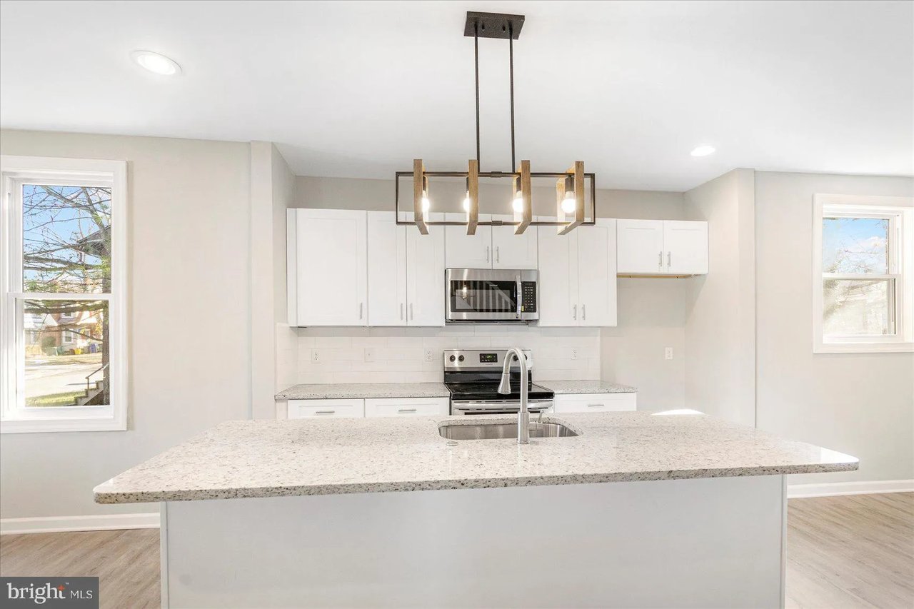 2725 E. Strathmore Ave