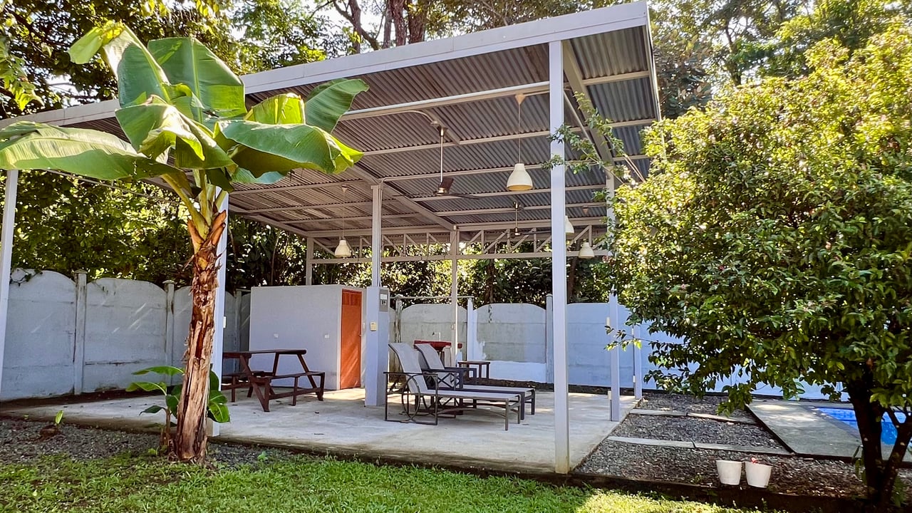3-Bedroom Home with Large Pool and Garden in Bahía