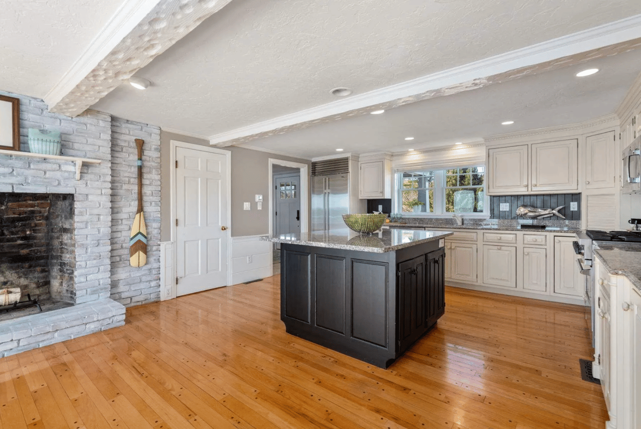 Hot Property: Duxbury Beauty on the Water