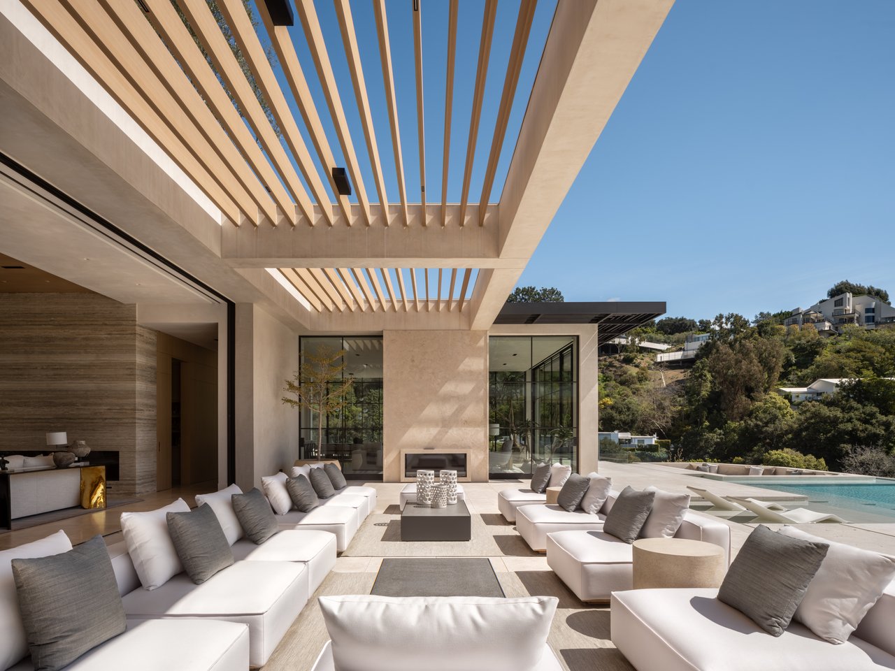 How to Navigate the Luxury Real Estate Market in Newport Coast