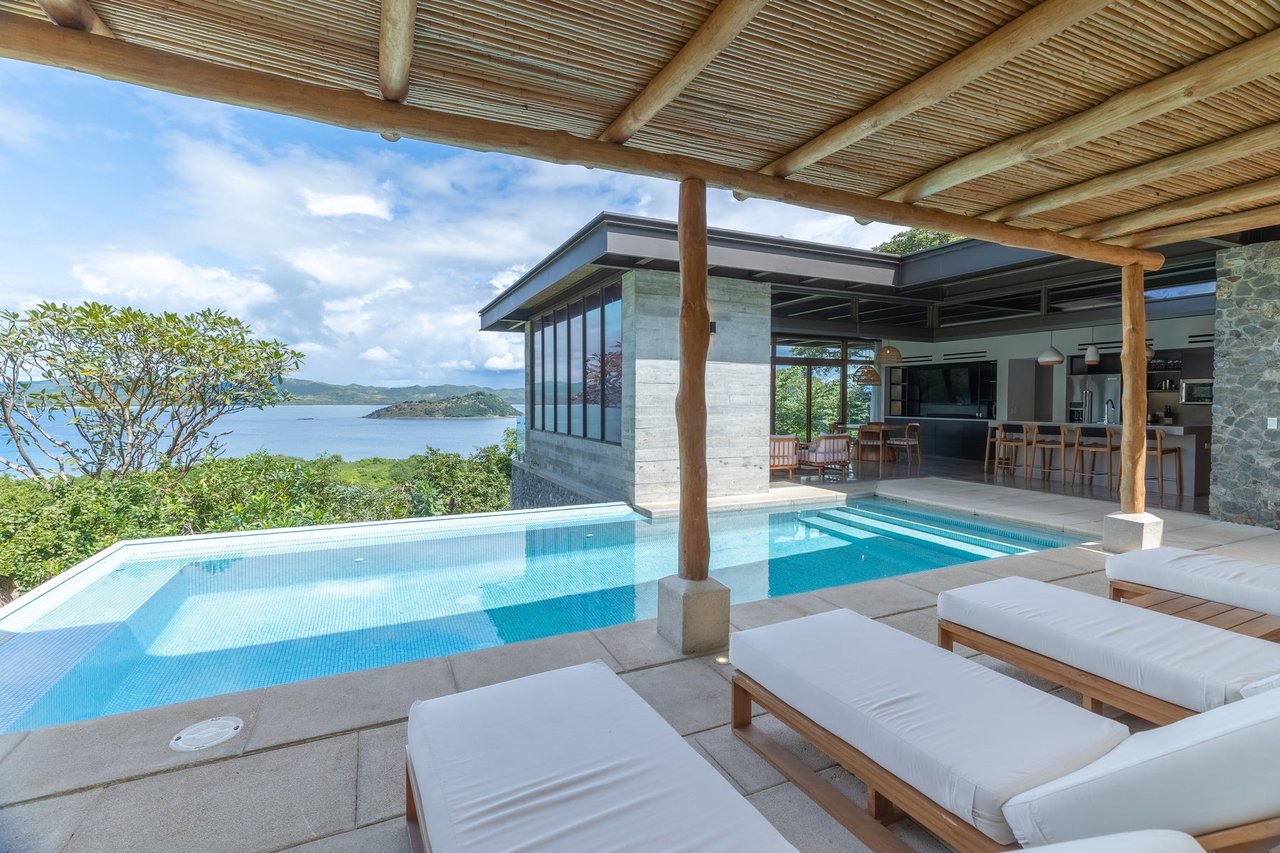 Modern Tropical Ocean View Bay Villa in Costa Elena