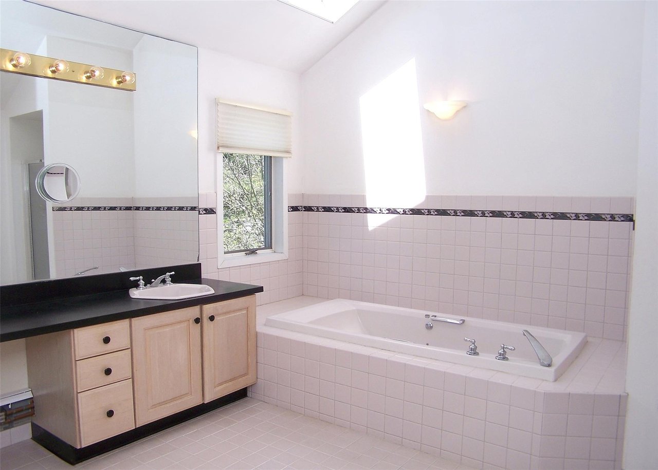 220 Bellport Ave