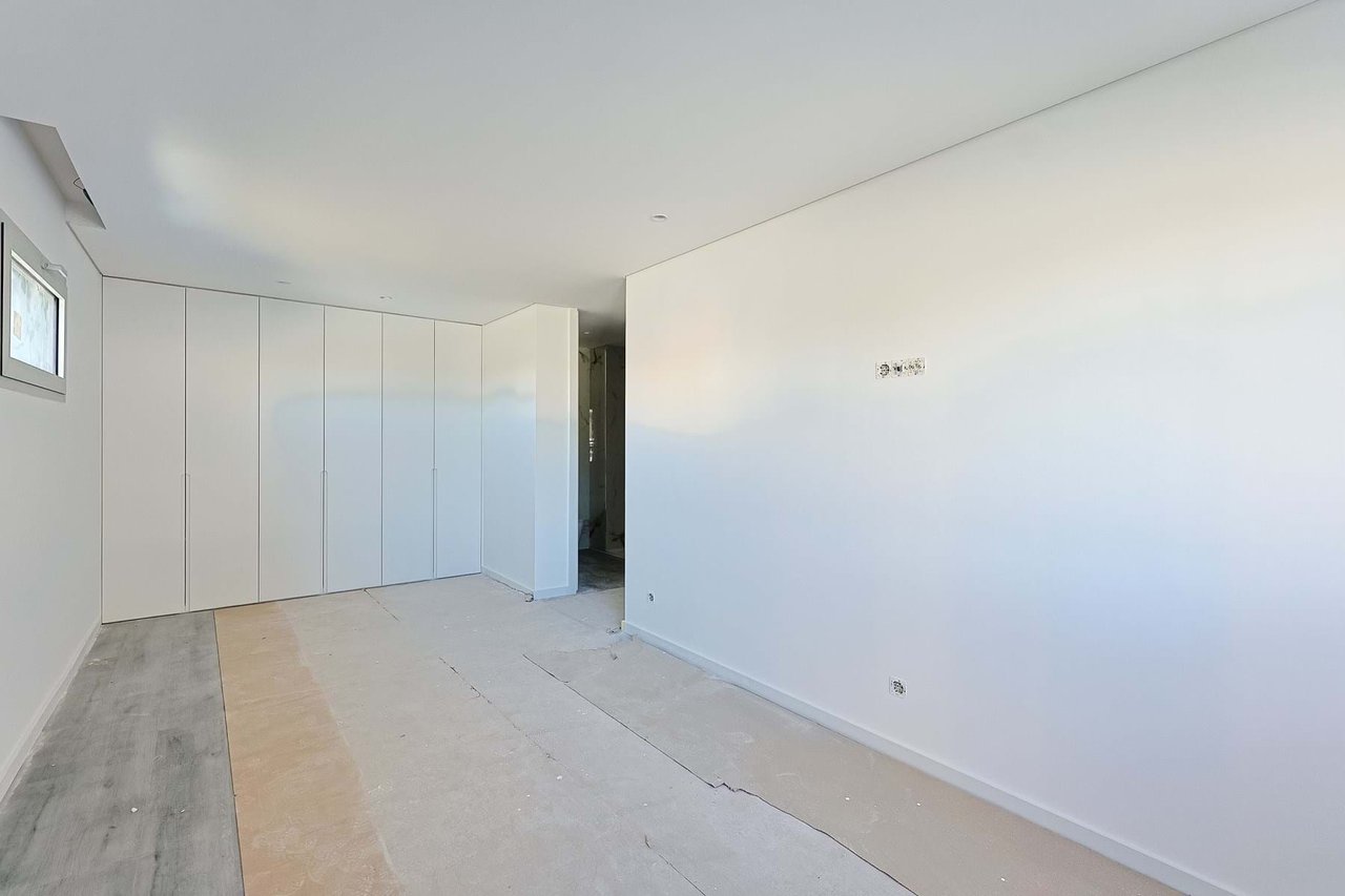 Modern 3-Bedroom Apartment in Camarate, Loures