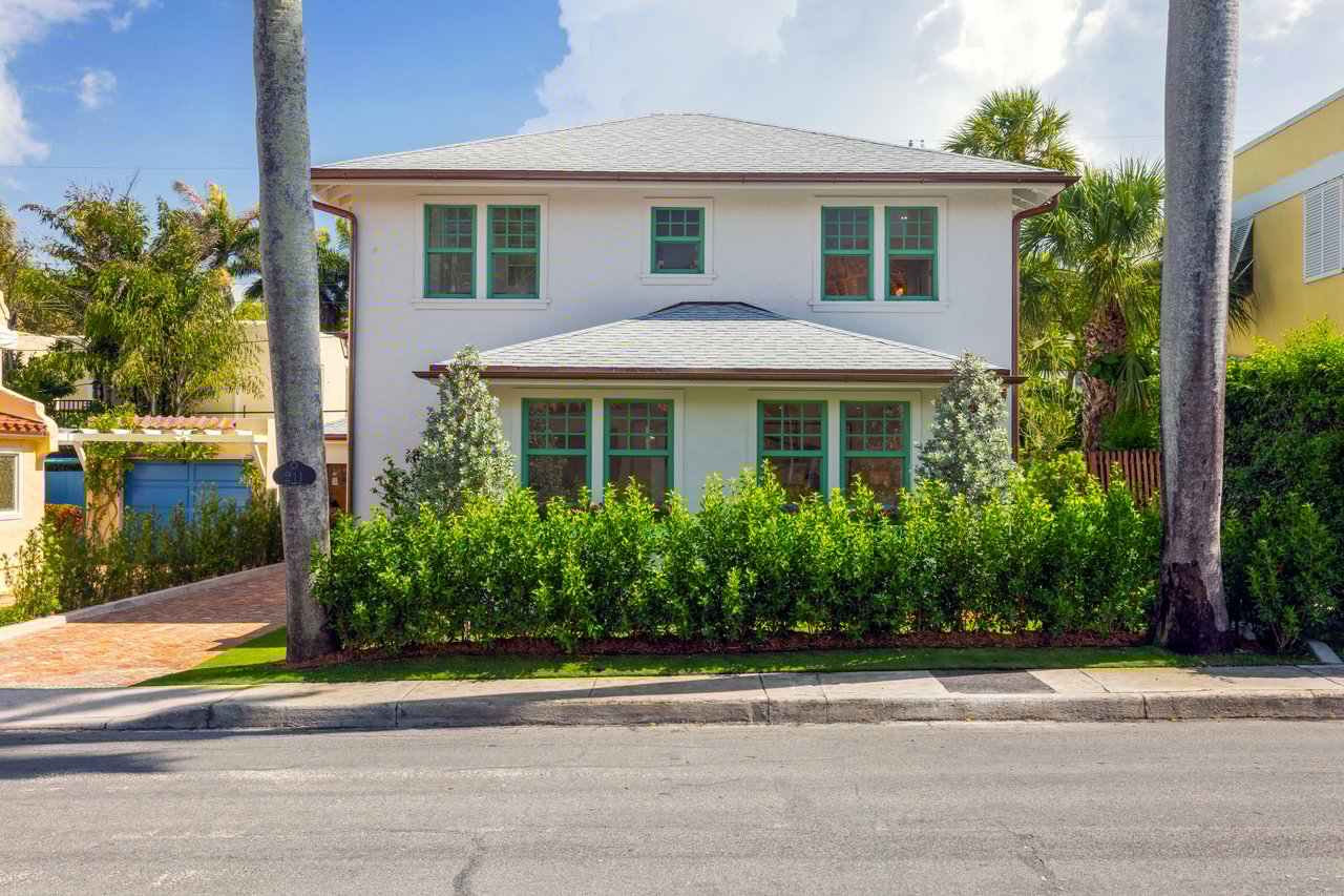 Charming Like New Residence In Town