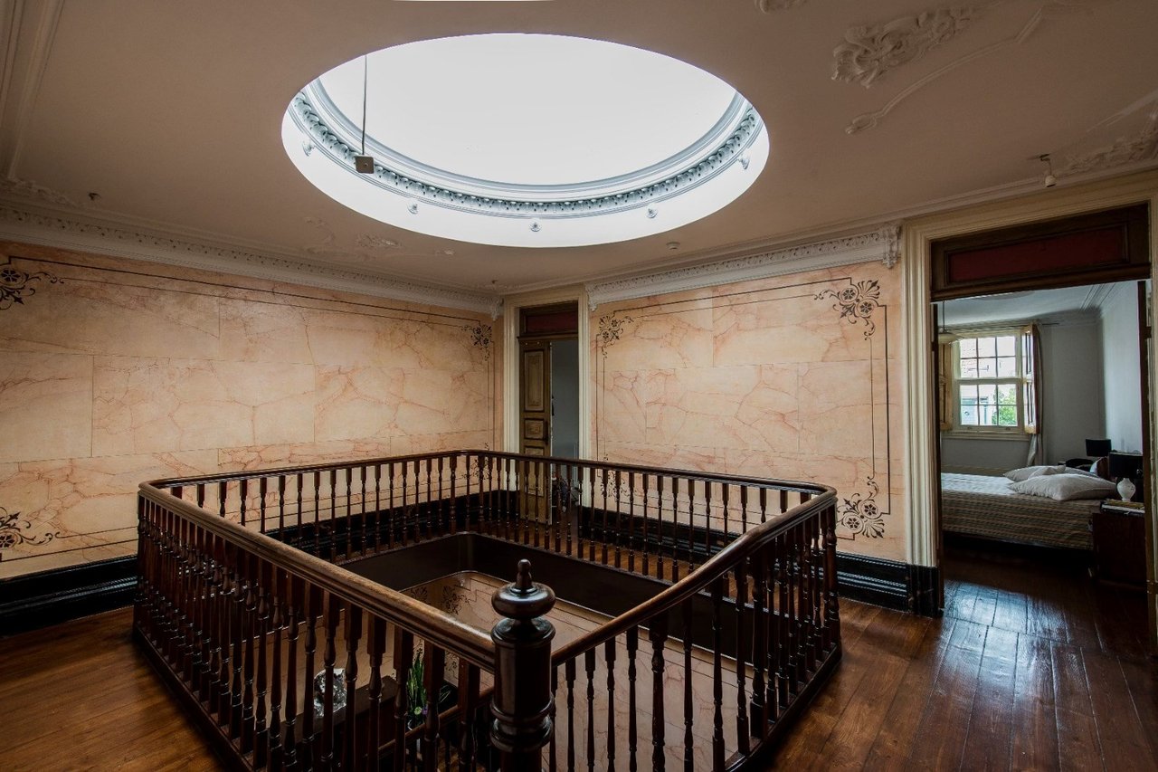 Elegant 4-Story Townhouse with Private Garden on Rua Álvares Cabral – Porto