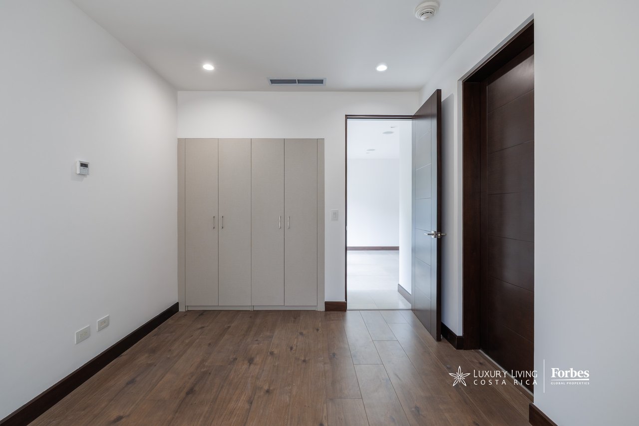21475 - Modern apartment, 4 bedrooms + maid's quarters in Escazu for sale and rent
