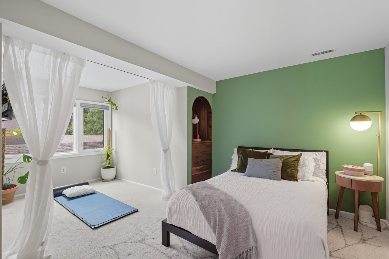 Turnkey 2 Bed Townhome plus Den & Designer Finishes 