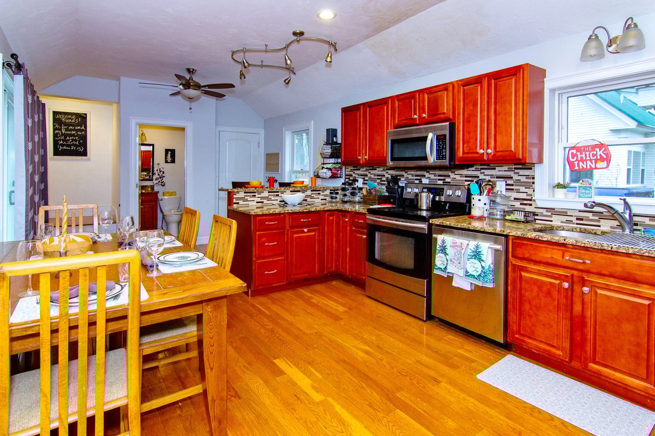 Pet Friendly, updated single family home for Ski Season