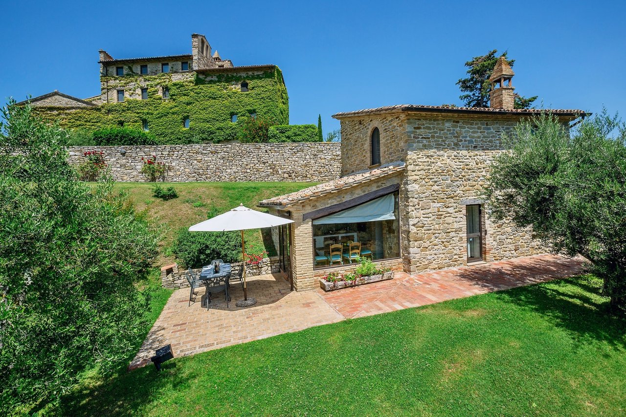 Wide Estate Composed of Houses and Amenities