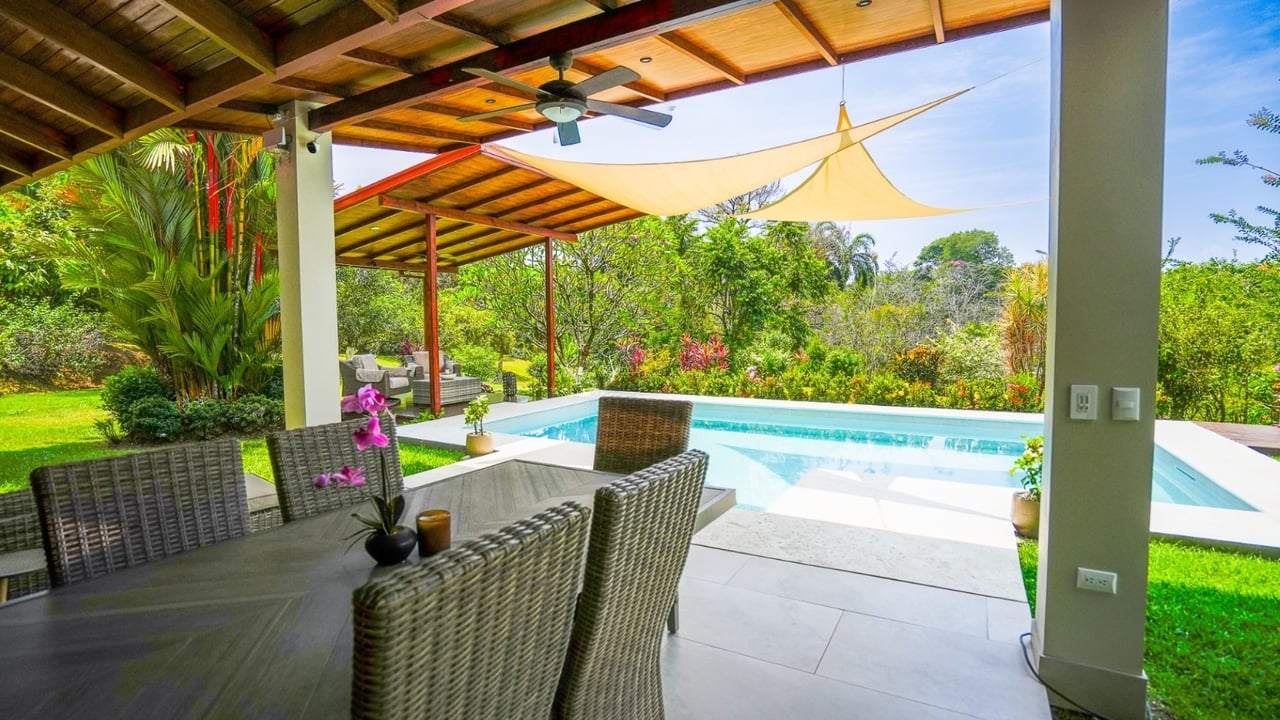 Stunning 2-Bedroom, 2-Bathroom Home with Pool on a Spacious Lot in Ojochal – Calle Papagayo