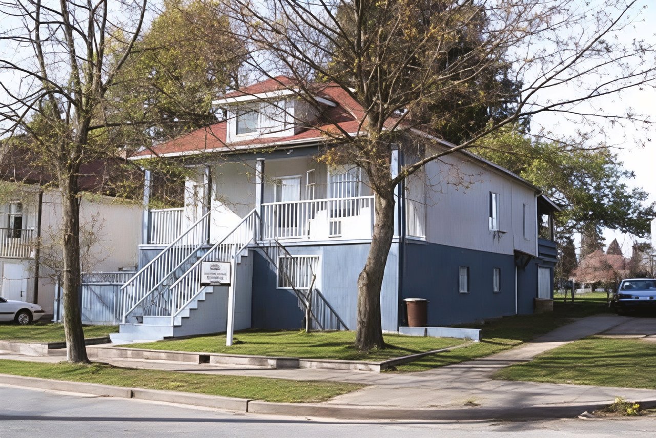 995 E 45th Ave