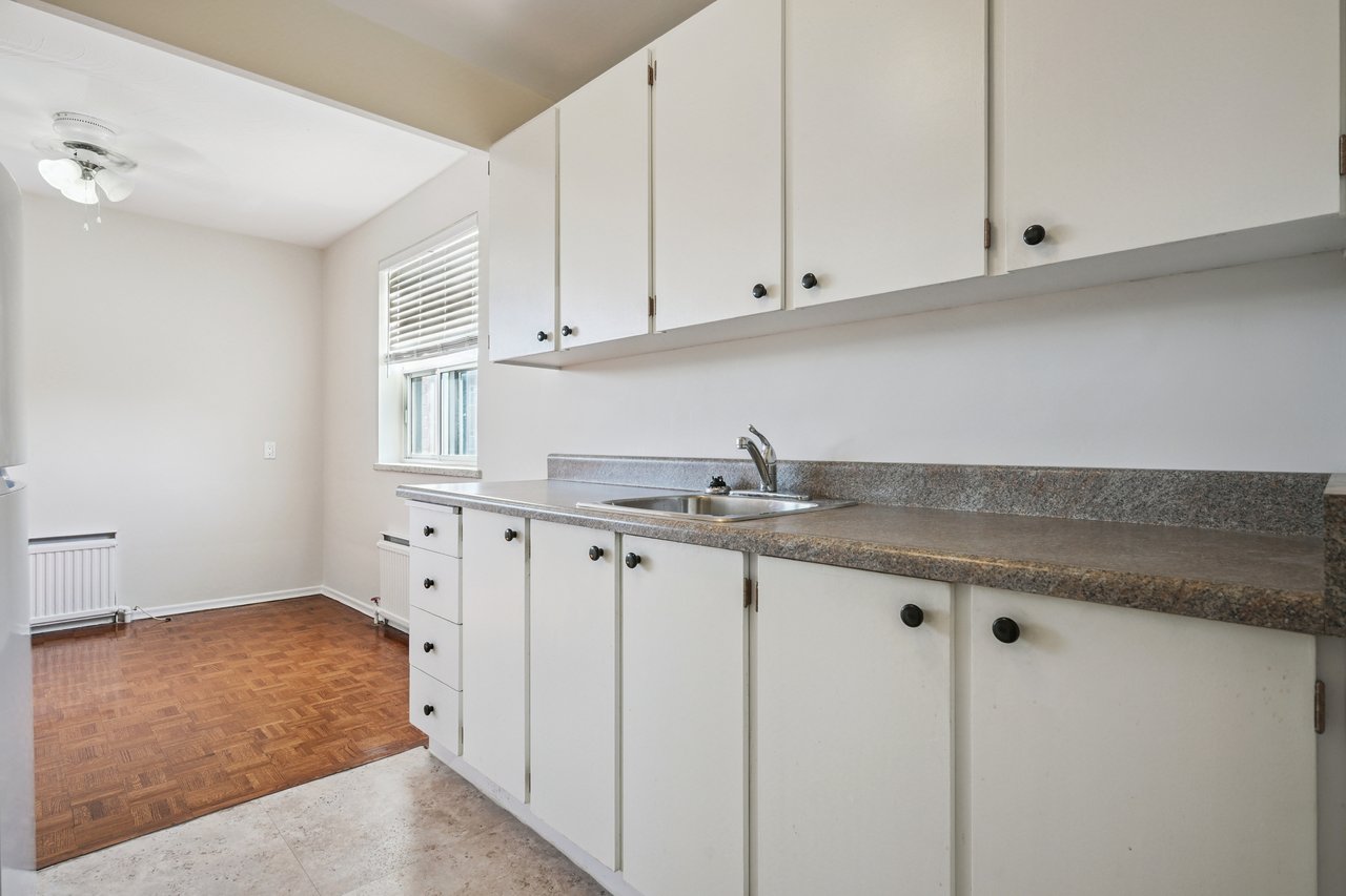 Bright 2 Bedroom Unit in Prime Port Credit Location