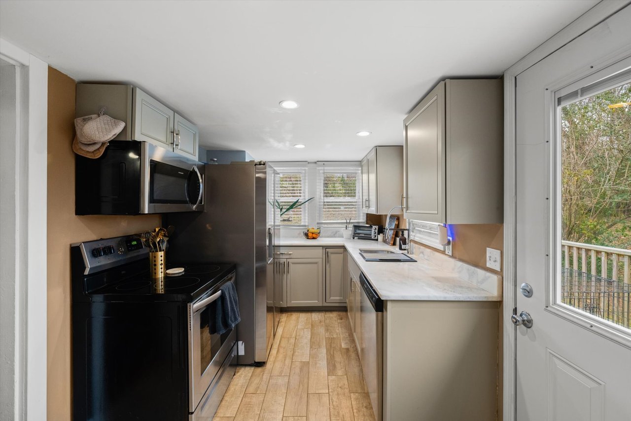 4913 Landbrook Drive: Charming Corner-Lot Cutie! 