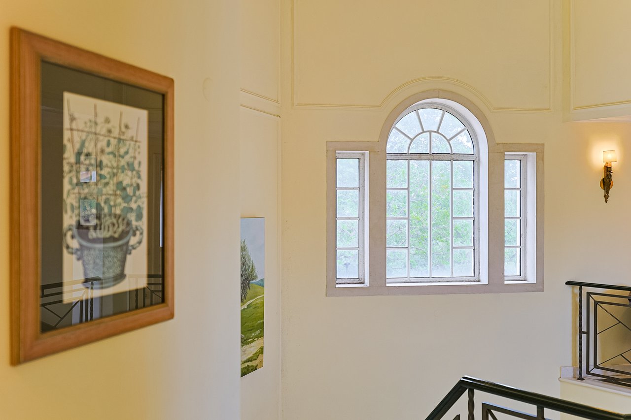 Spacious 8+2-Bedroom Villa with Pool for Rent in Cascais