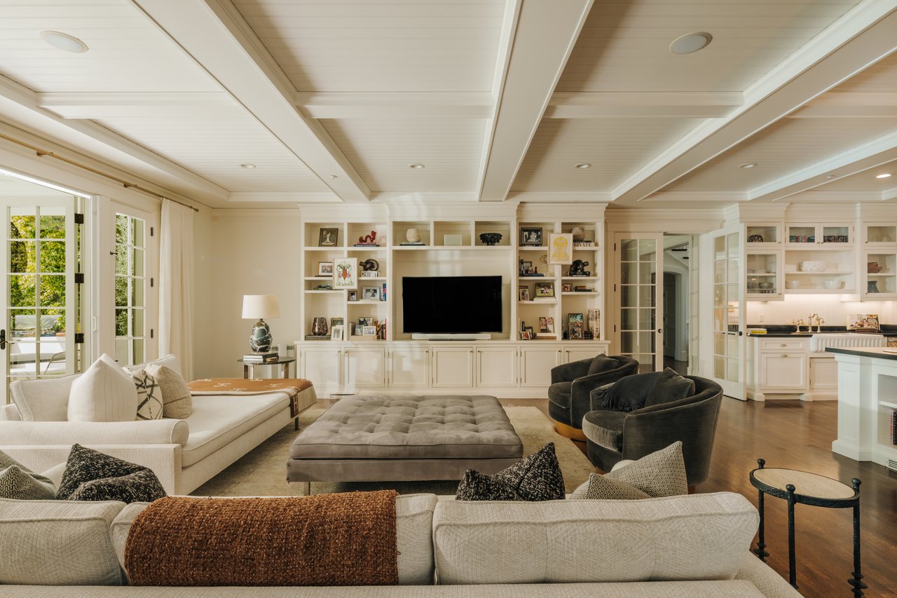 2435 Mandeville Canyon Rd 