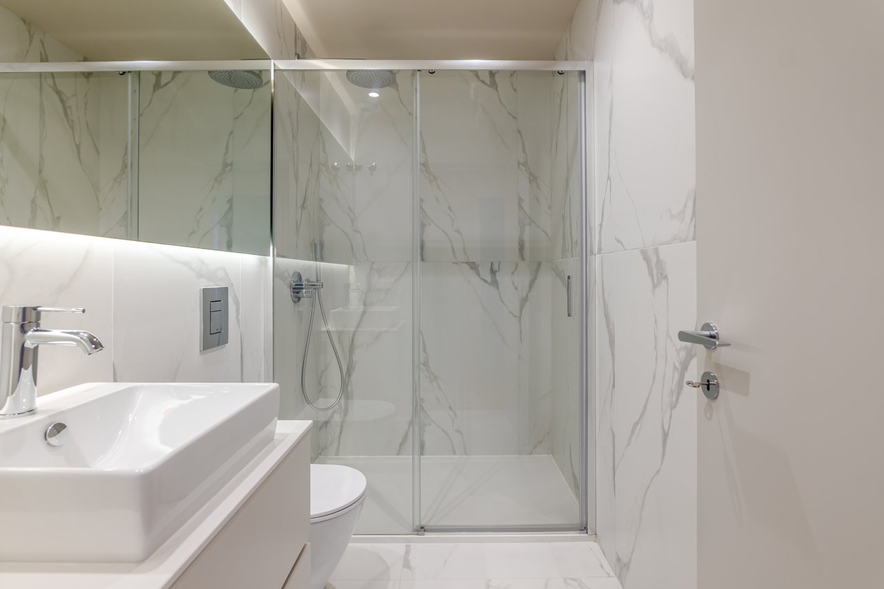 Luxury 4-Bedroom Apartment in Porto