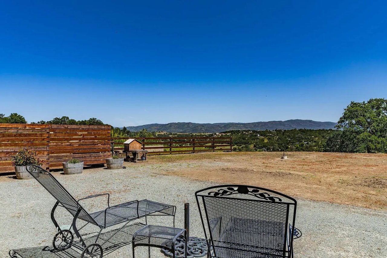 3221 Crestview Dr