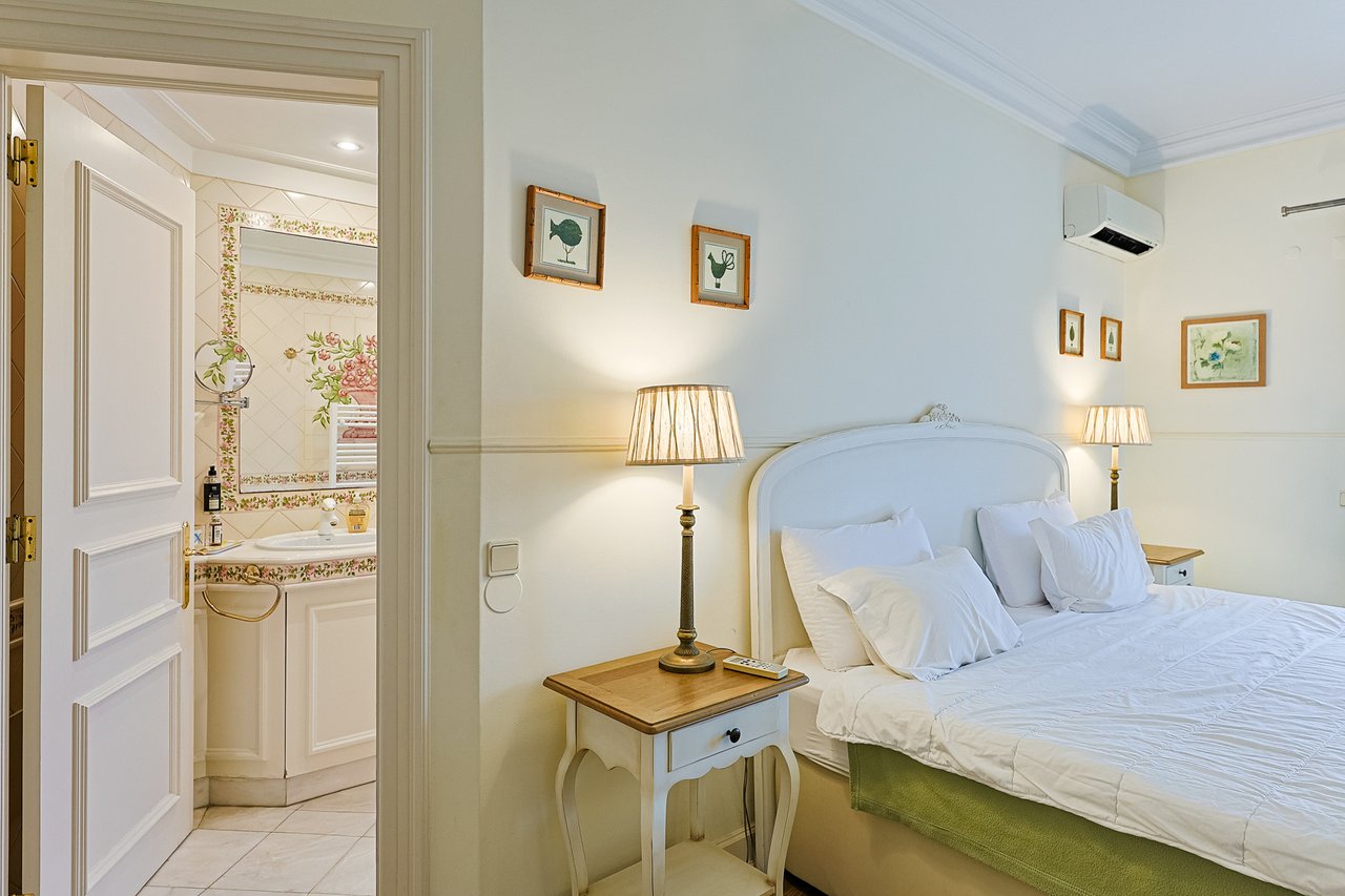 Spacious 8+2-Bedroom Villa with Pool for Rent in Cascais