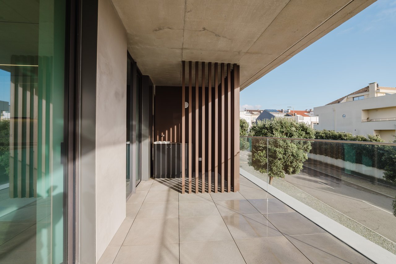 Luxurious 4-Bedroom Sea-View Apartment with Expansive Terrace and Parking in Vila Nova de Gaia