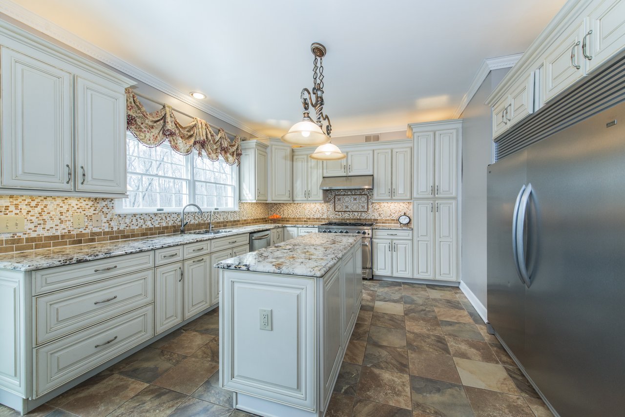 212 Deerlea Ln