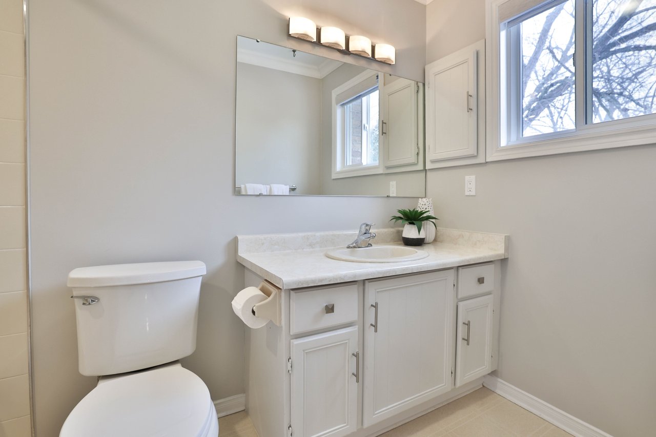 5255 Lakeshore Road 7