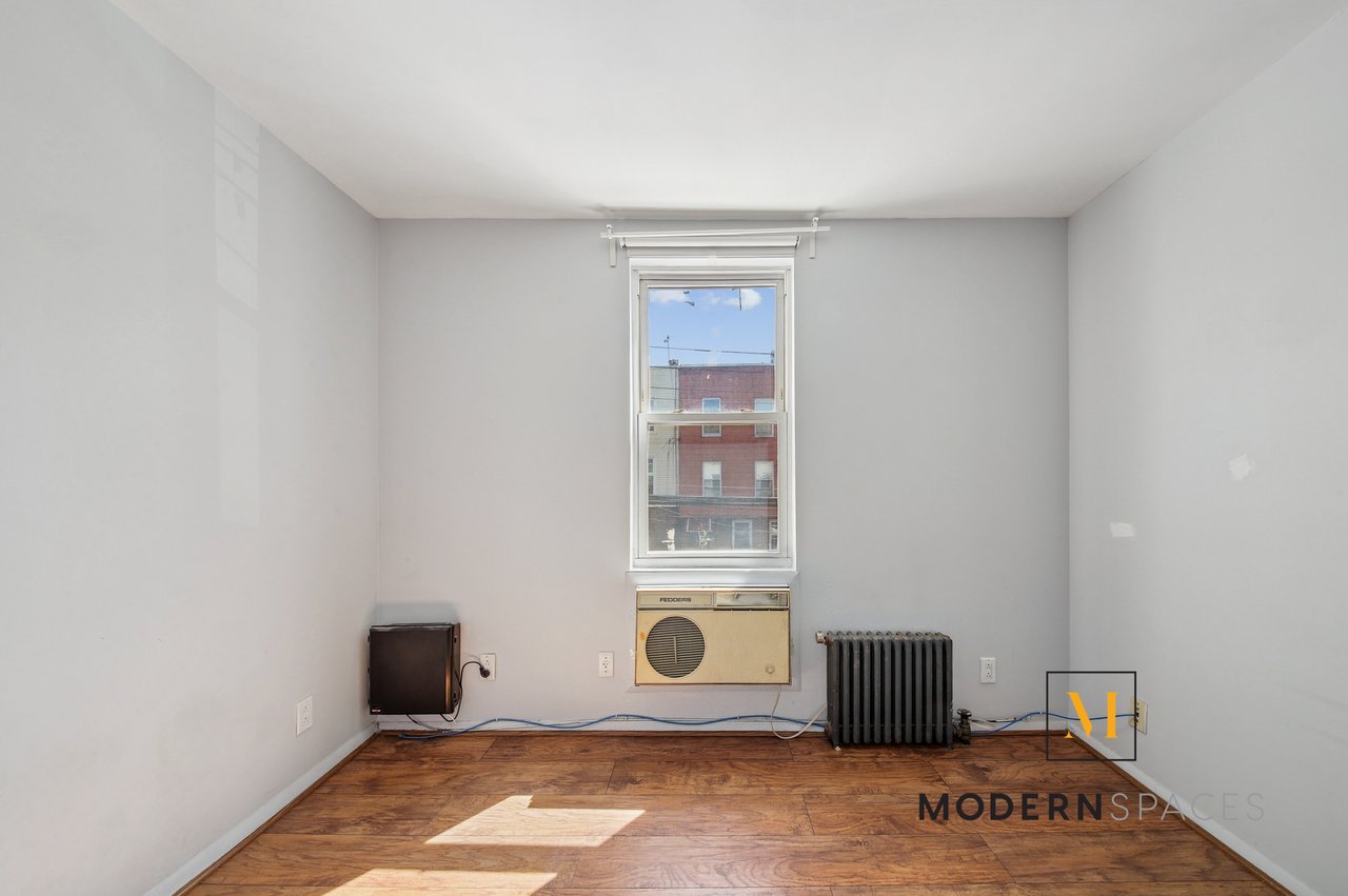 Large 2-Bed in LIC