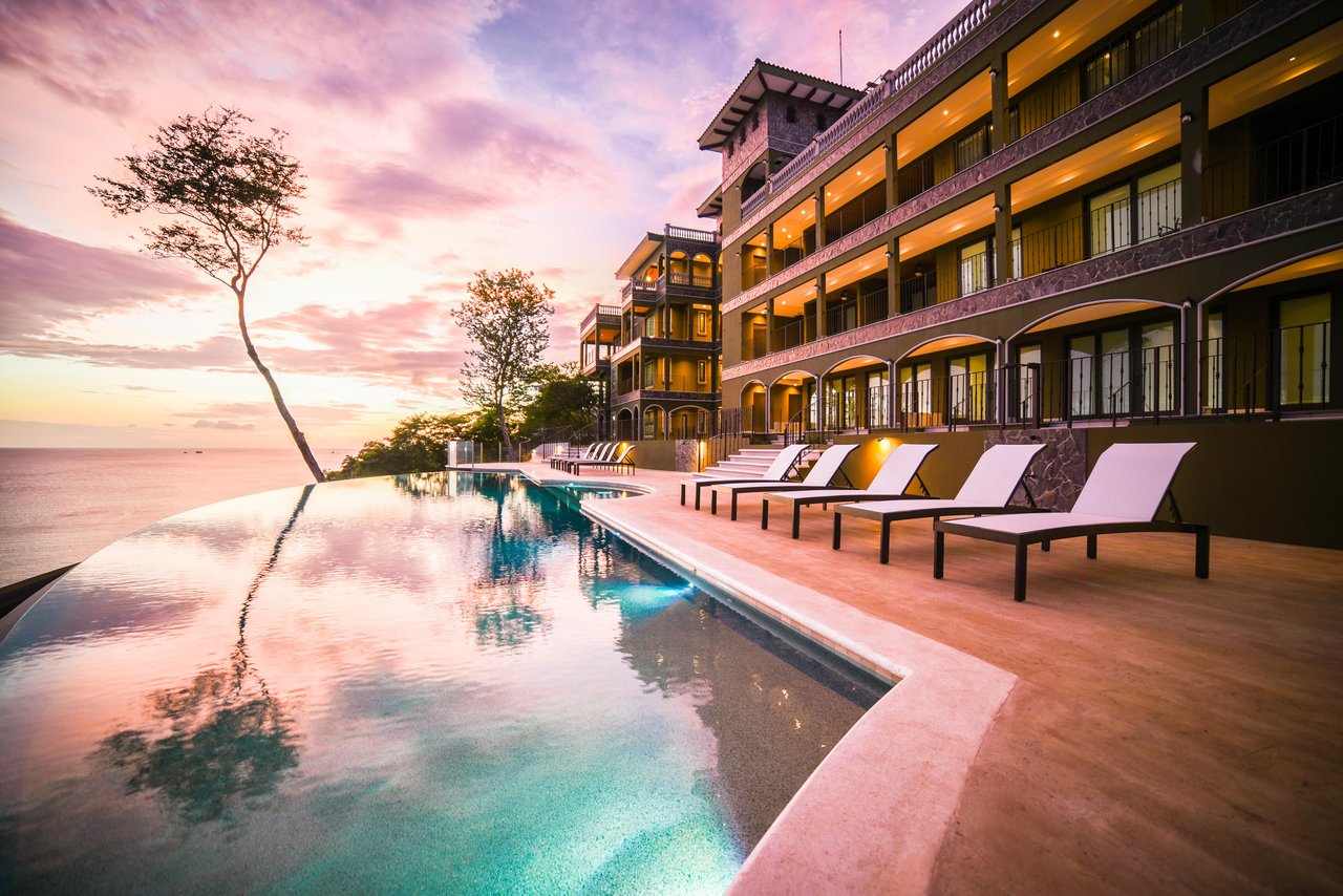 360 - 307 Splendor Condo