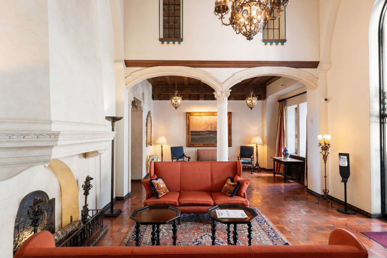 High-Floor Terrace Views Atop Nob Hill