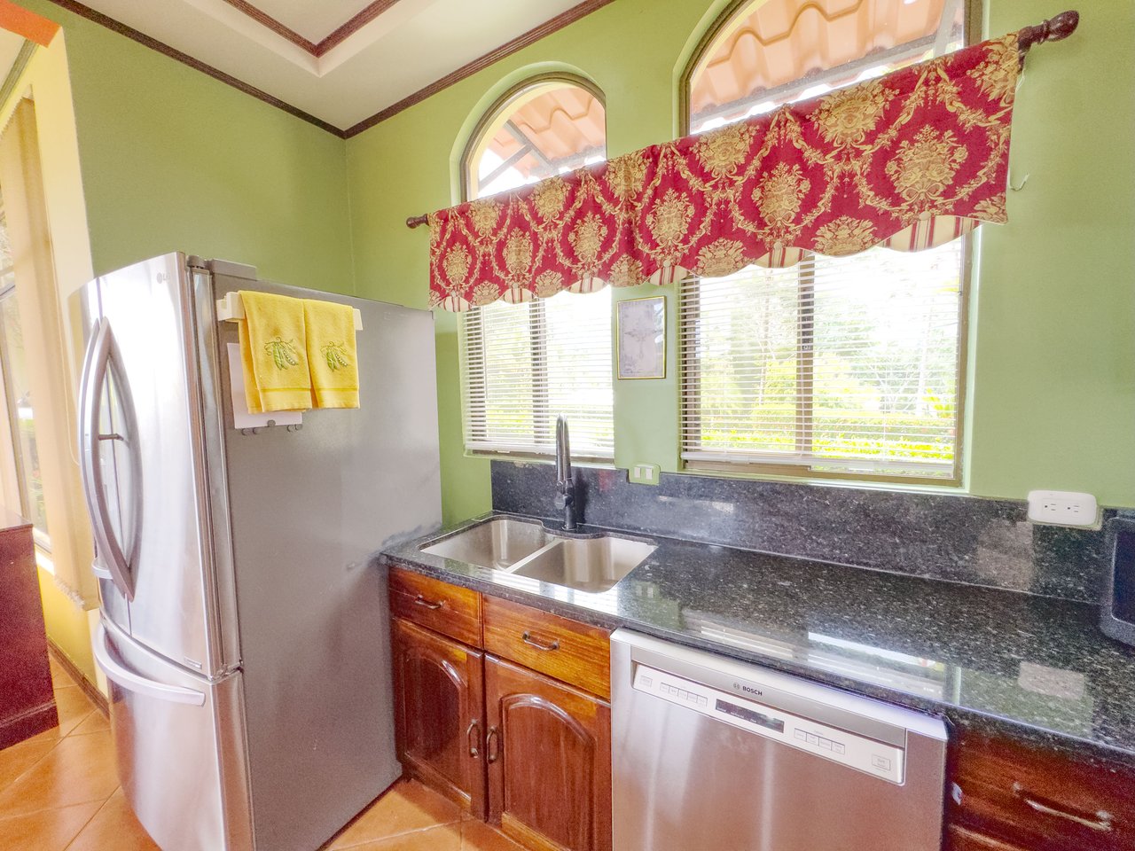 Tropical Estate in Gated Community near Quepos