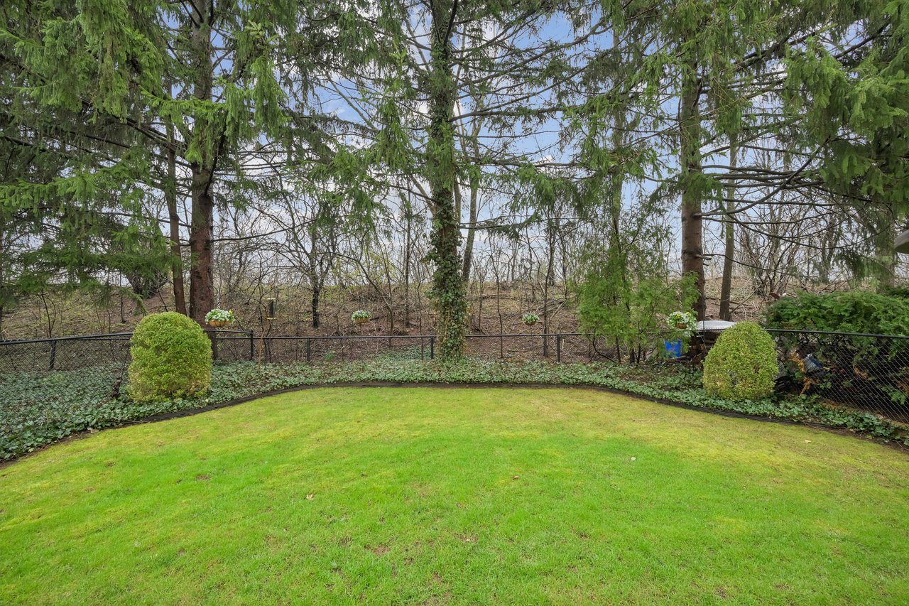 Ravine Living in Glen Abbey!