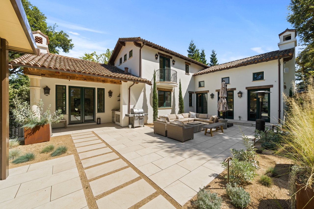 893 Laverne WAY