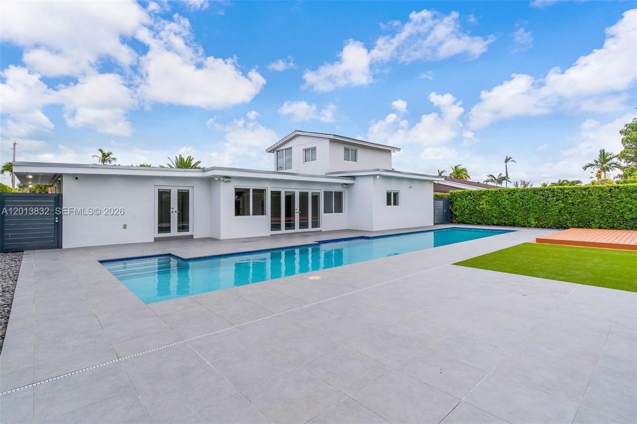3112-village-green-miami-fl-pool-home-for-sale-backyard