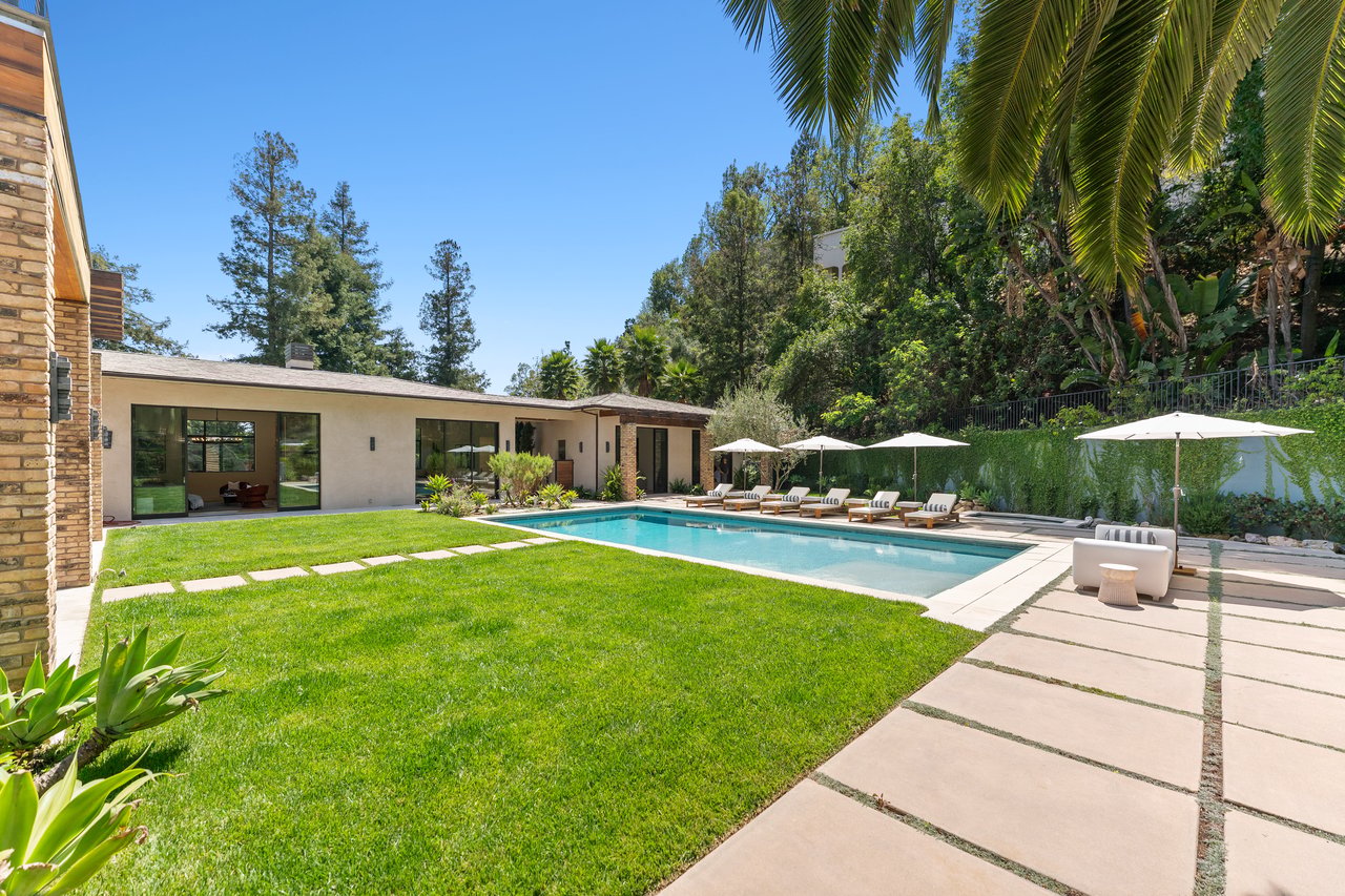 Bowmont Dr, 90210