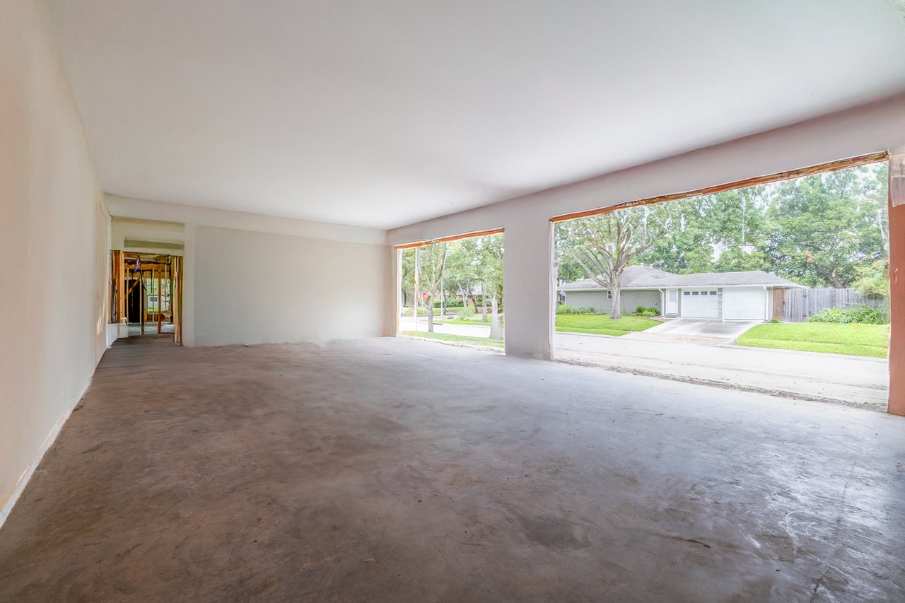 Private Listing In Westbury