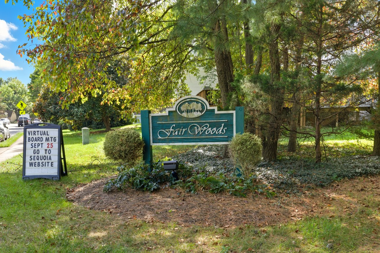 Turnkey 2 Bed Townhome plus Den & Designer Finishes 