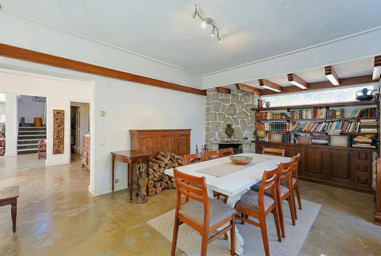 Spacious 5-Bedroom Villa with Expansive Garden Near Sintra in Colares