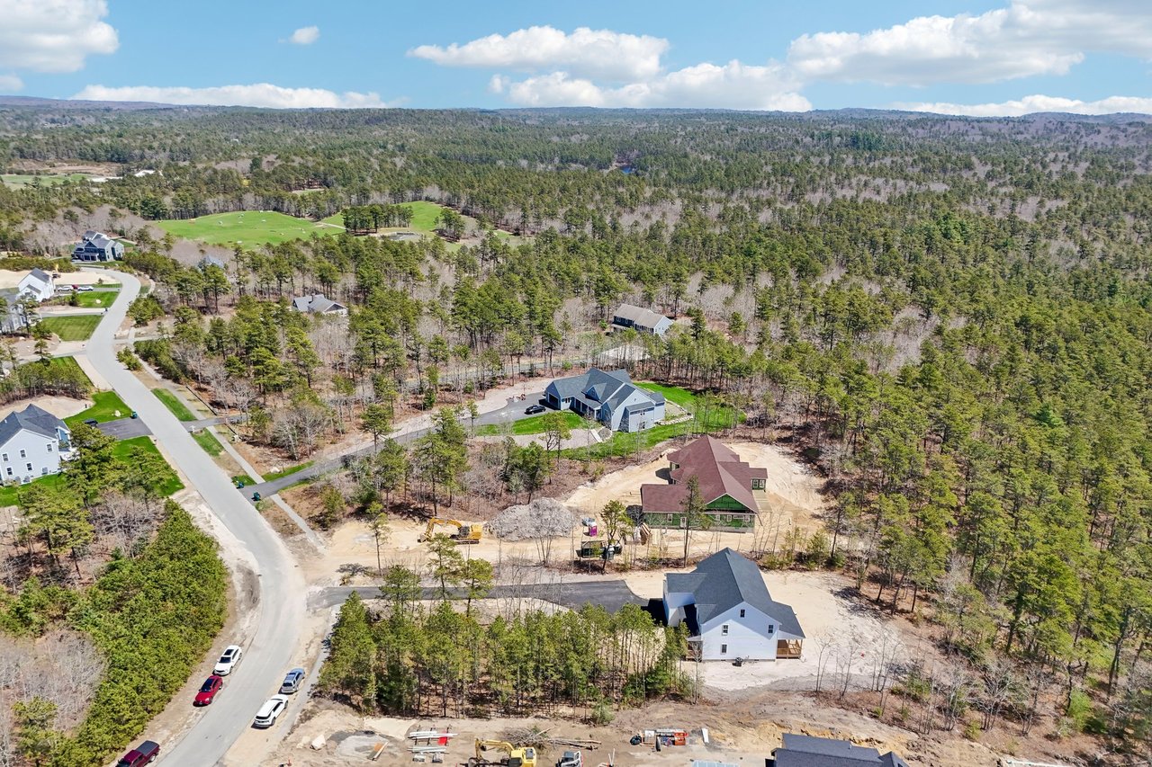 33 Seabiscuit Dr, Plymouth, MA 02360