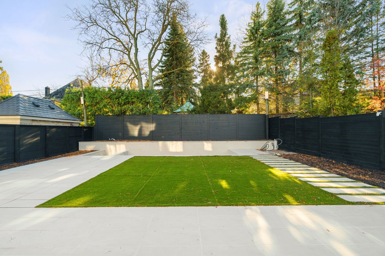 Prestigious Dunvegan Rd