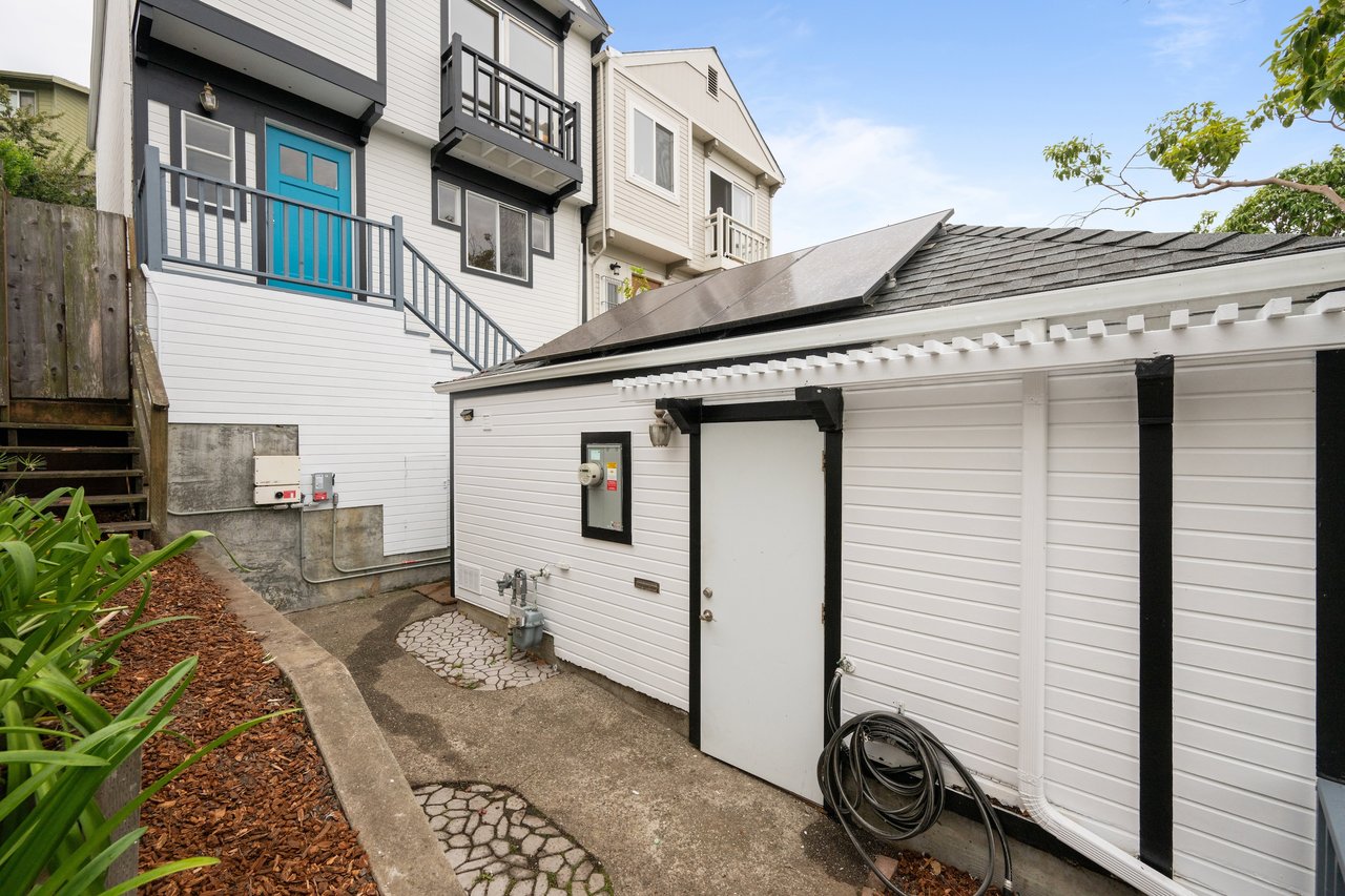 Yep, that's the garage at 1449 Innes Avenue in San Francisco...cheers!
