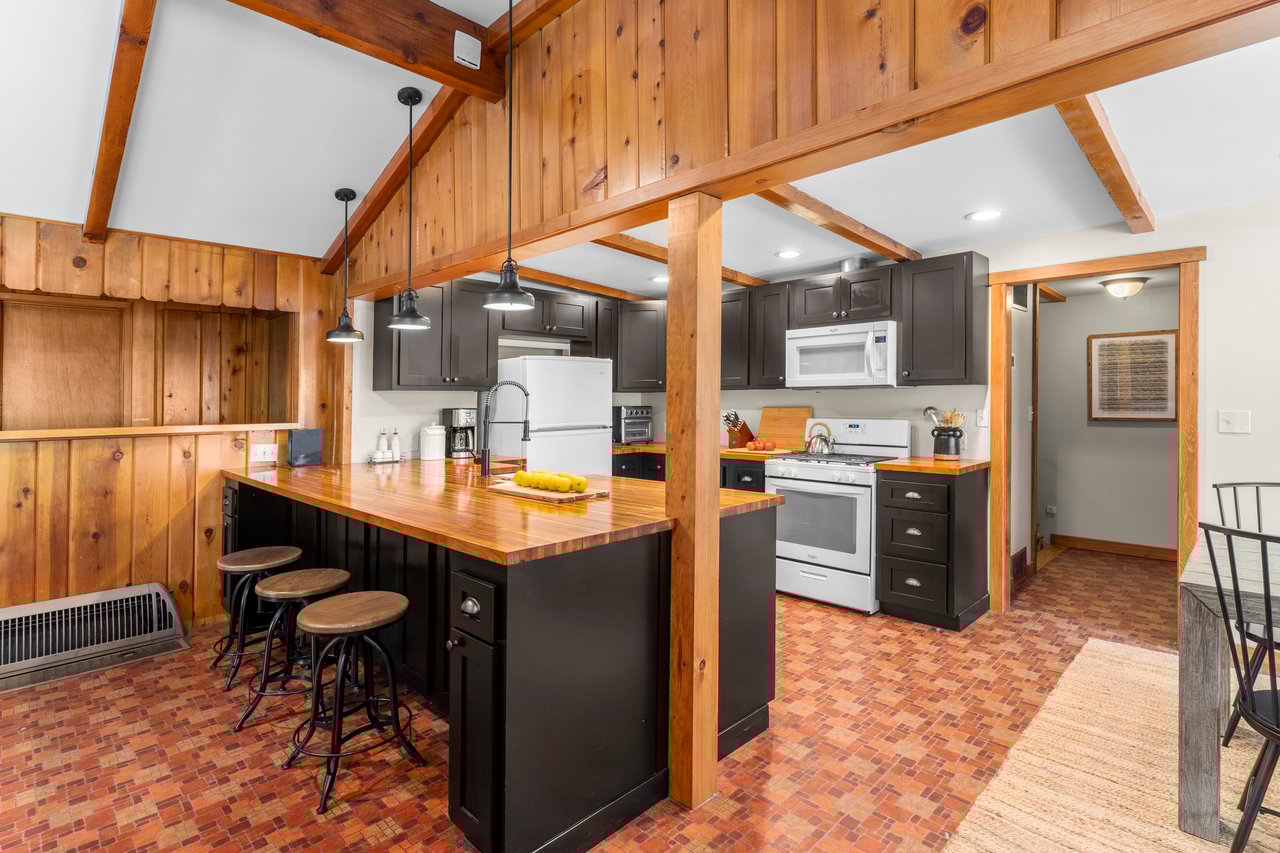 Private Cabin with hot tub, walk to village