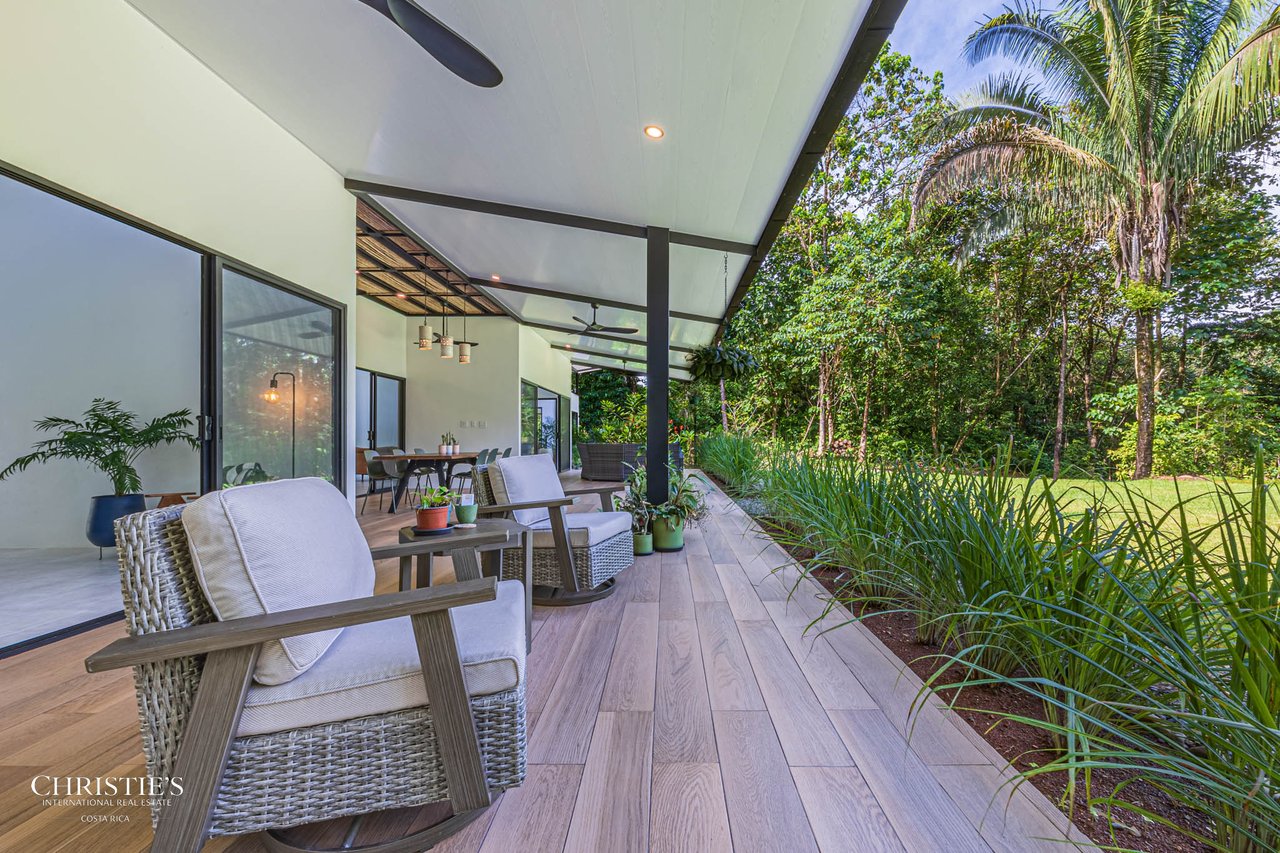 Contemporary Mountain View Villa – 10 Minutes to Playa Dominical