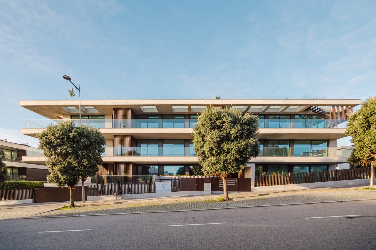 Luxurious 4-Bedroom Sea-View Apartment with Expansive Terrace and Parking in Vila Nova de Gaia